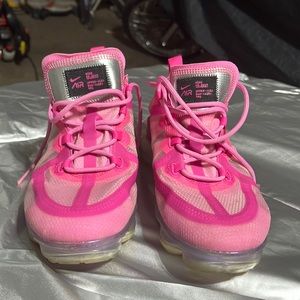 I am selling size 7 women’s hot pink vapor max